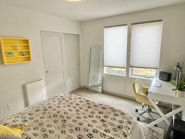 Building Photo - Sophisticated Greenwood Townhome with Views!