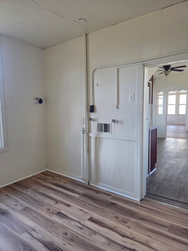 Building Photo - 648 E Princess St