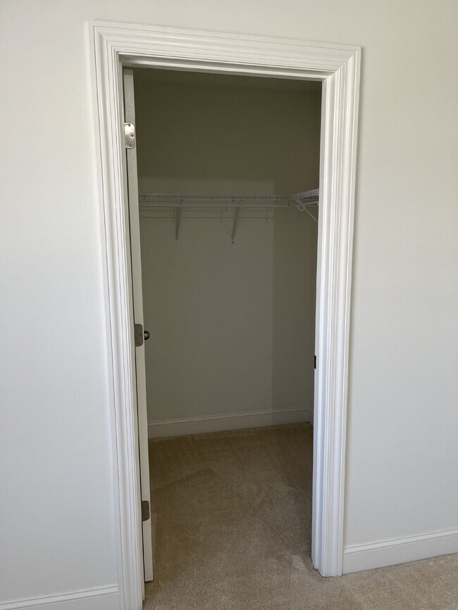 Building Photo - "Charming 4-Bed Gem with Guest Suite & Mod...