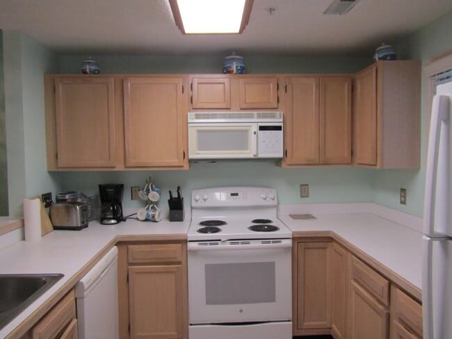 Building Photo - 1221 Lake Dr