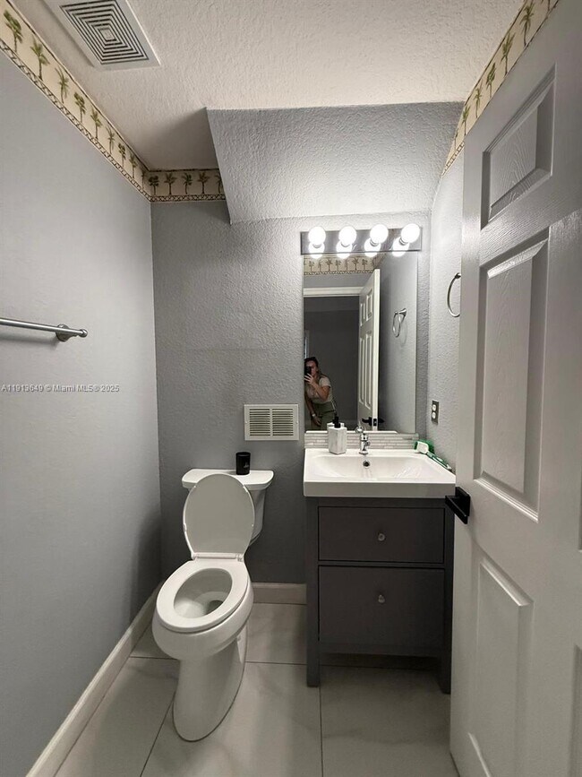 Building Photo - 239 SE 31st Terrace