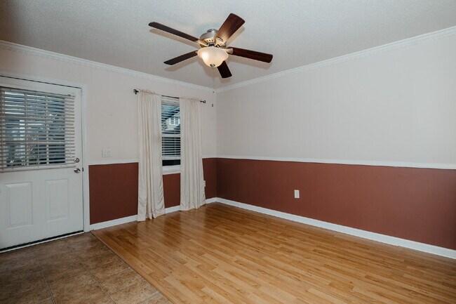 Building Photo - 415 Parkdale Dr