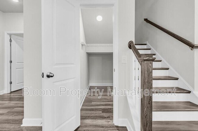 Building Photo - 450 Carrara Dr