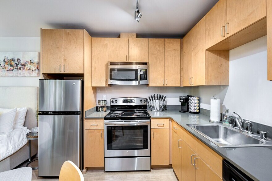 Building Photo - 2820 17th Ave S