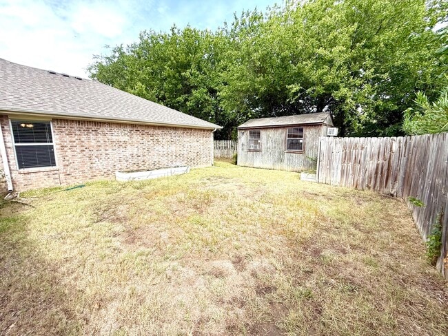 Building Photo - Available Now! Charming Single-Story Home in Waco with Modern Finishes & Spacious Yard
