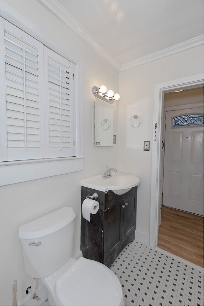 Building Photo - Stunning Renovated 4-Bedroom Home in Lakebottom with Screened Porch & Prime Location Near Fort Mo...