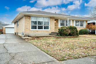 Building Photo - 902 Longfield Dr