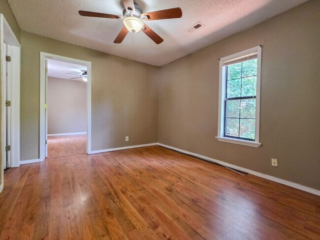 Building Photo - Charming 3 Bed 1.5 Bath home walkable to campus
