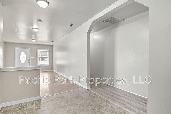 Building Photo - 502 S Holmes Ave