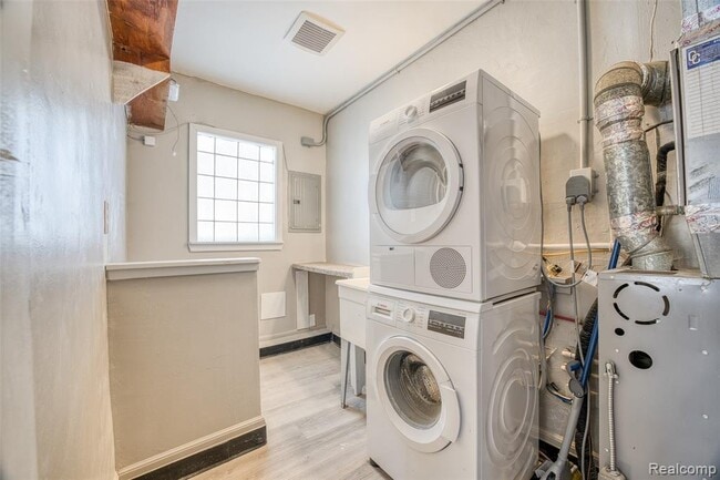 Building Photo - 321 Longspur Ln