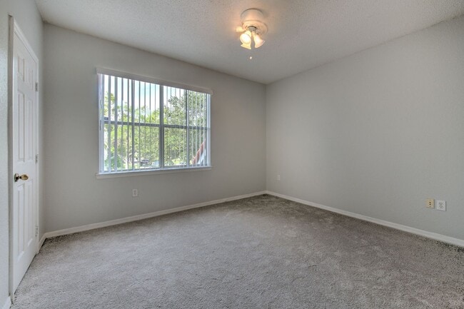 Building Photo - Very nicely upgraded  2bed/2bath 2nd floor...