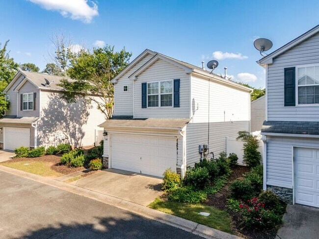 Building Photo - 641 W Oaks Dr