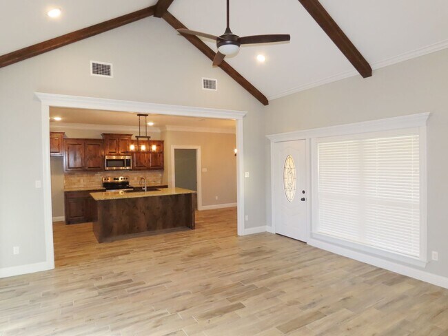 Building Photo - Stunning 4 Bedroom, 2 Bath Home in Lindale