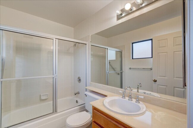 Building Photo - Spacious 2-Bedroom Townhome in a Private, ...