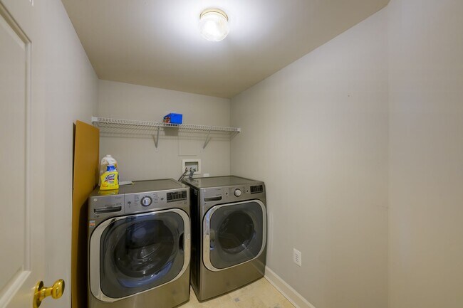 Building Photo - Luxury Living in the Villages of Urbana