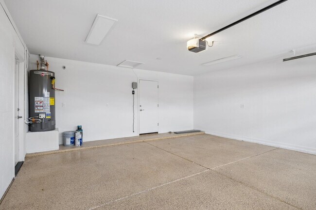 Building Photo - 8734 W Bloomfield Rd