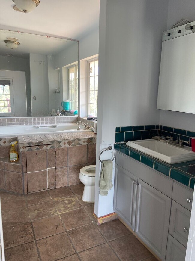 Building Photo - 9149 Rosedale Dr