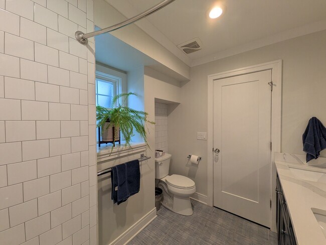 Building Photo - 2741 Lincolnwood Dr