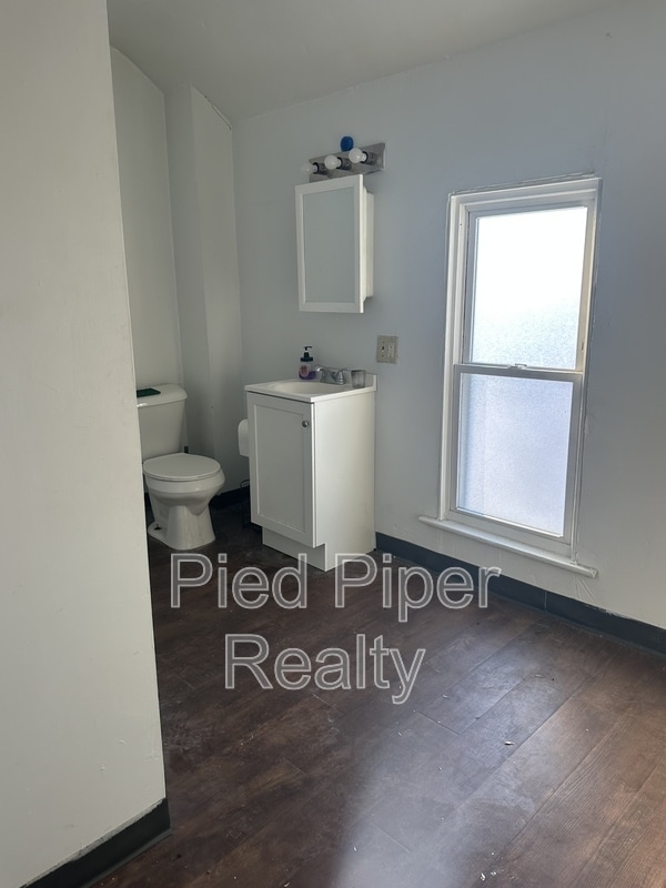 Building Photo - 425 W American St