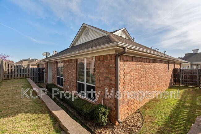 Building Photo - 17 Jeffrey Way