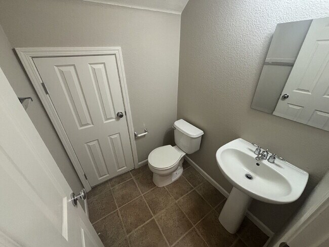 Building Photo - Spectacular 3 bed 2.5 bath home in Lincoln Crossing