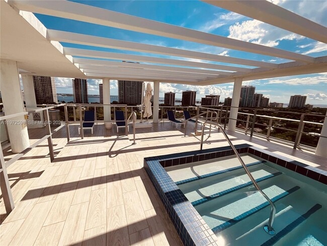 Building Photo - 1600 SW 1st Ave