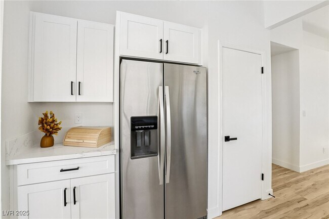 Building Photo - 7400 Queen Palm Dr