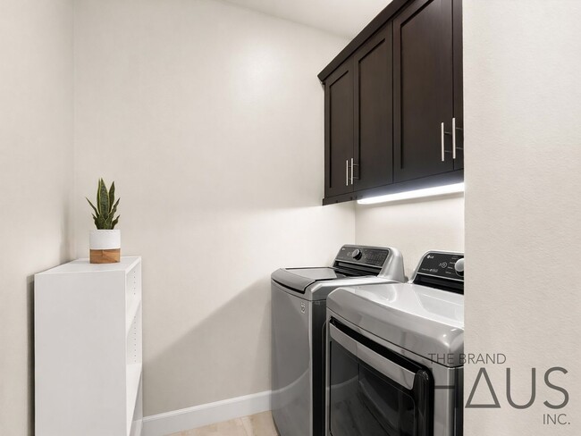 Building Photo - Rare 55+ Gated Travata Community – Bedrooms on Main + Loft + Resort-Style Amenities!