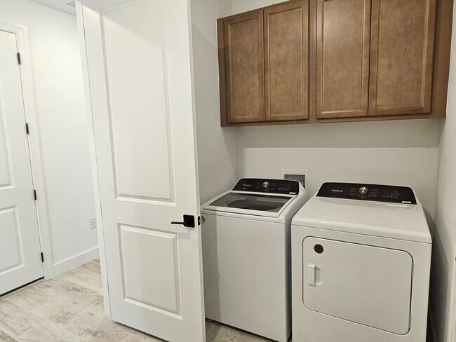 Building Photo - New Construction Seasonal Short-Term 3 Bedroom 2 Bathroom with a Bonus Room in Legacy Groves!