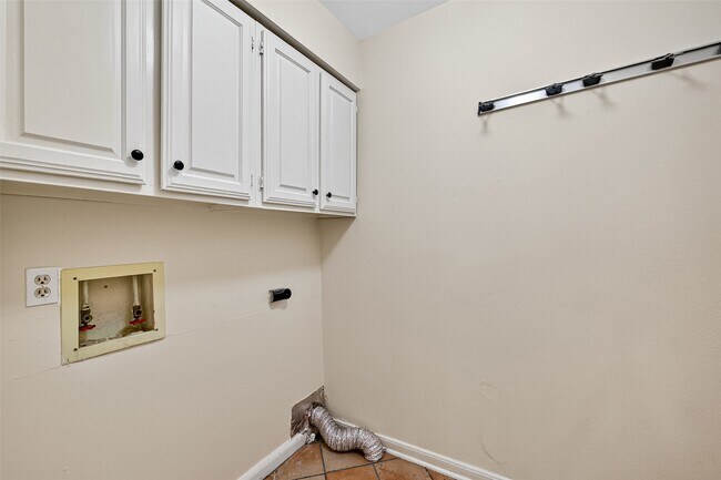 Building Photo - 812 Fleetwood Pl Dr