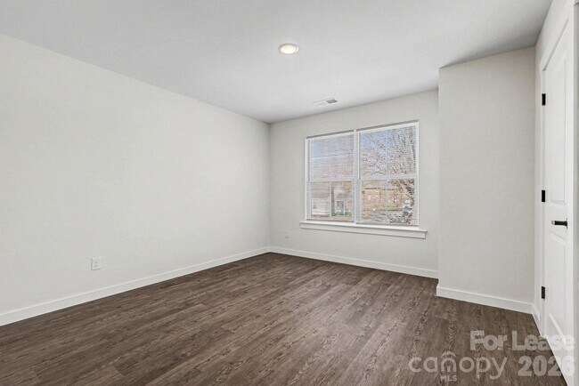 Building Photo - 106 10th Ave SE