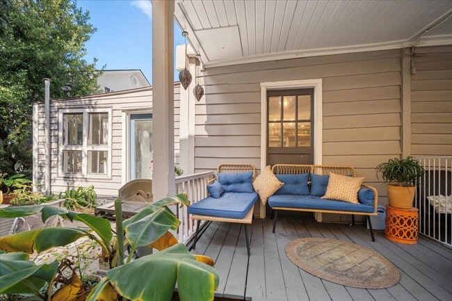 Building Photo - 237 Coming St