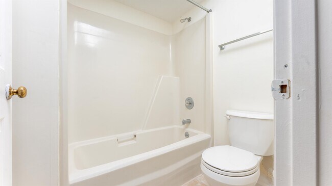Building Photo - 6806 Cove Cir