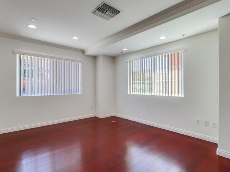 Building Photo - 700 S Ardmore Ave