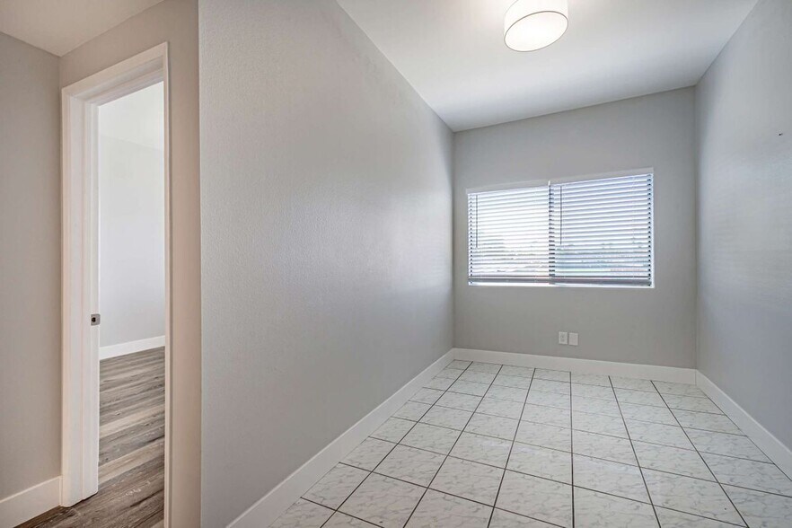 Building Photo - 6323 Reseda Blvd