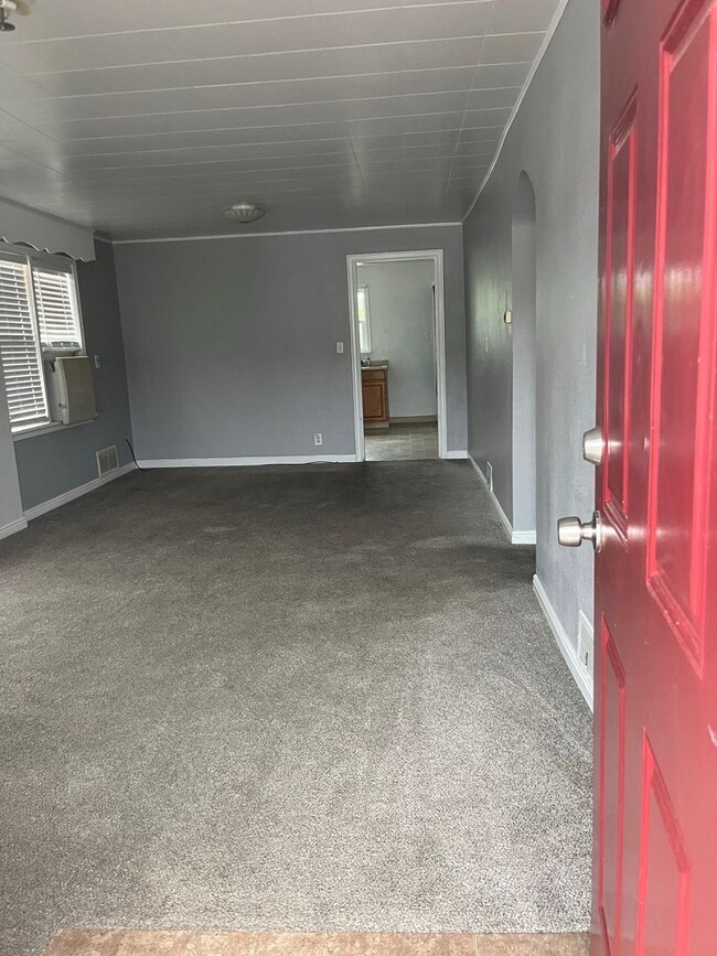 Building Photo - Charming Upstairs Apartment