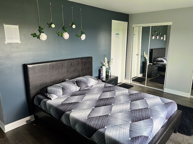 Building Photo - 10373 Dearlove Rd