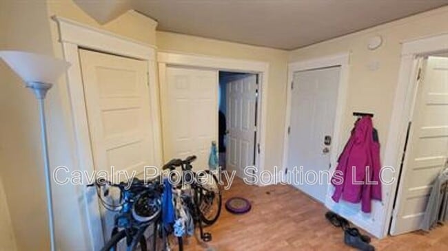 Building Photo - 617 E 8th St