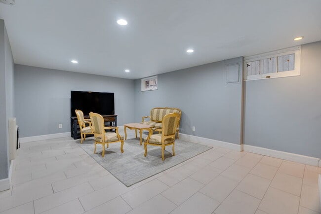 Building Photo - 3321 NE Peerless Pl