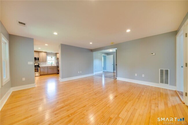 Building Photo - 157 River Rd