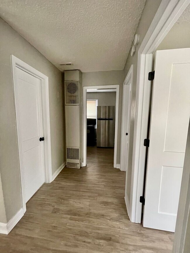 Building Photo - Adorable 2 bedroom 1 bath home . Located in the Belmont area .