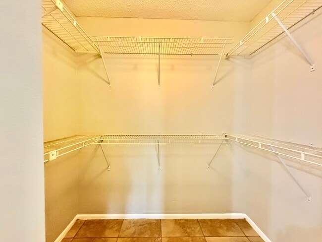 Building Photo - Spacious Home with Large Yard and Central Location! Close to Major Shopping and Dining!