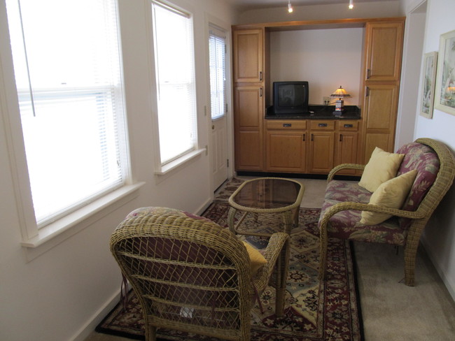 Sun Porch 2 - 326 W 2nd St