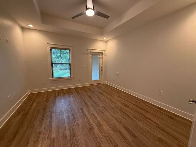 Building Photo - Gulf Breeze - 4 bedroom, 2.5 bathroom - lawn care included
