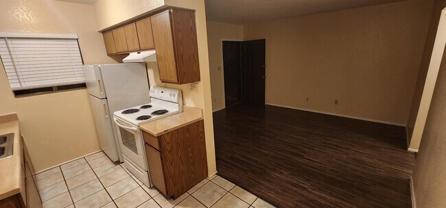 Building Photo - 2843 E 17th St