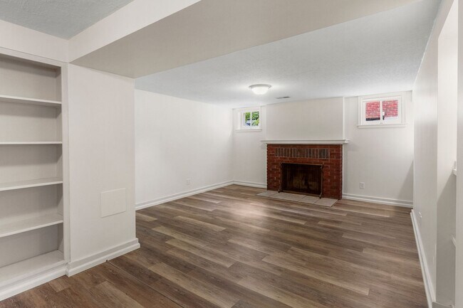 Building Photo - 3 Bed 2 Bath South Hill Spokane home offering all the updates..
