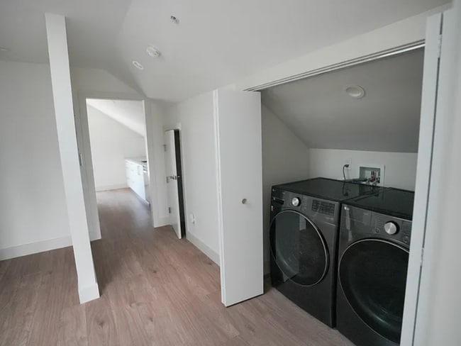 Building Photo - Updated top floor 1 bedroom In A Great Neighborhood!