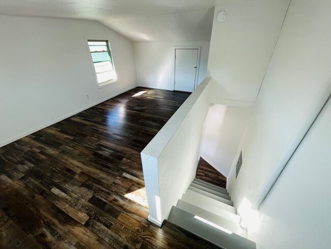 Building Photo - 415 16th St W