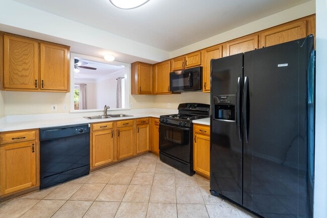 Building Photo - Updated 3-Level End Unit Townhouse in Caro...