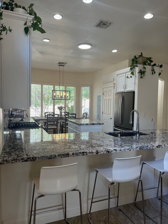 Building Photo - Gorgeous Northwest 3 Bedroom!